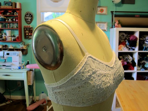 Single layered seamed round stitch bra with centre elastic, Buy Mens &  Kids Innerwear