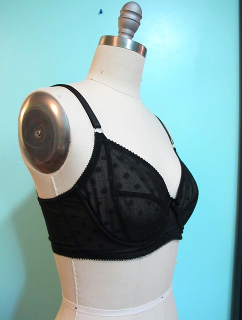 MARKS & SPENCER 'BOUTIQUE' UNDERWIRED STUNNING BLACK LACE PLUNGE BRA. SIZE  28F