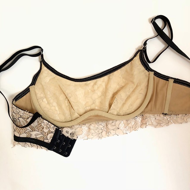 Review: Burlesque Bra, Thong & Suspender by Lilly Wiggler Couture
