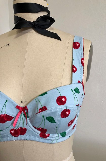 A Few Threads Loose: Ooh La La Pin-Up Sew-Along And we begin with the bra !